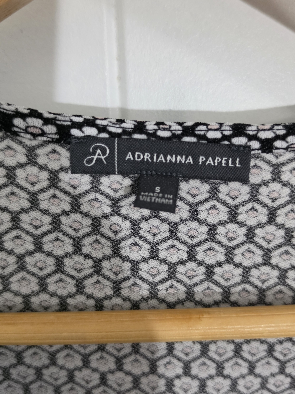 Adrianna Papell Black White Micro Floral V-Neck Blouse Size Small - Picture 3 of 7